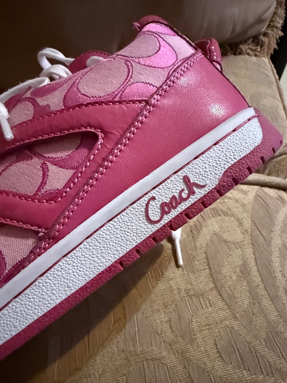 Coach Norra Signature "C" monogram pink sneakers preowned. - Picture 9 of 16